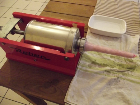 Le poussoir qui permet de remplir le boyau de chair.